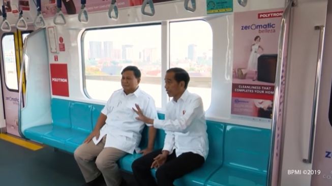 Presiden Joko Widodo dan Prabowo Subianto naik MRT bersama pada 13 Juli 2019. (YouTube/Kementerian Sekretariat Negara RI)