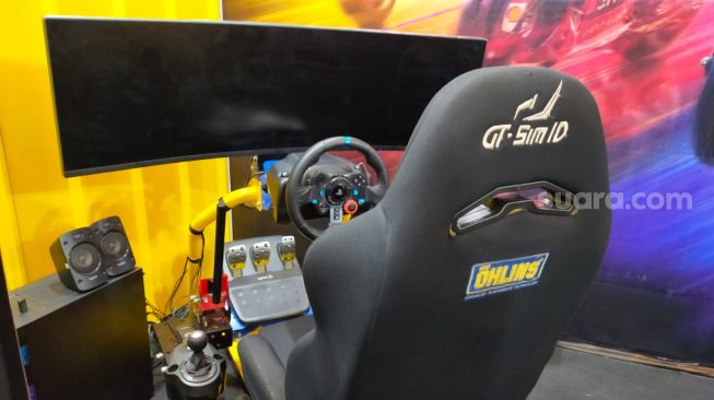 Simulator yang berada di booth Ohlins dalam acara IMOS 2022 [Suara.com/CNR ukirsari].