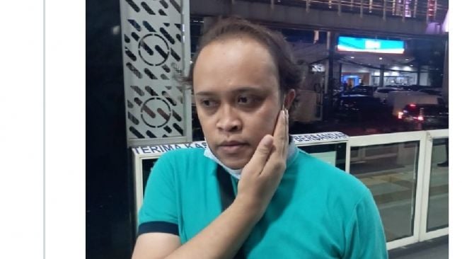 Terduga pelaku pelecehan seksual terhadap penumpang pria di bus TransJakarta. (tangkapan layar/Twitter)