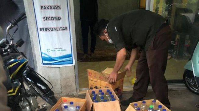 Ratusan Botol Miras Tradisional Diamankan SatpolPP Lotim Dalam Operasi 