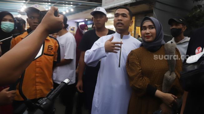 Putra Siregar dan istrinya, Septia Yetri Opani di Jakarta, Jumat (4/11). [Suara.com/Oke Atmaja]