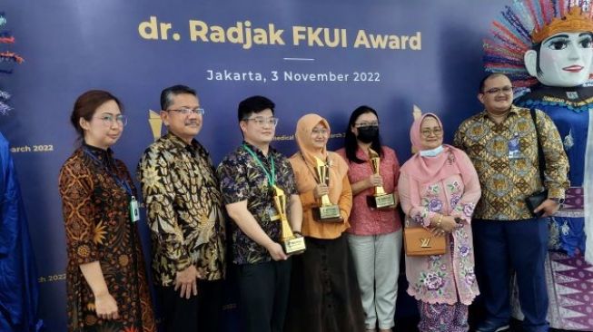 Beri Penghargaan untuk Mahasiswa, Dekan FKUI Tantang Peneliti Kesehatan Indonesia Bisa Raih Nobel: