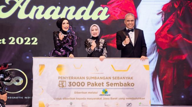 Rizky Ananda Musa (kiri) dan suami, Michael Simon (kanan) secara simbolis memberikan bantuan 3.000 paket sembako dan uang Rp50 juta kepada istri Ridwan Kamil, Atalia Praratya (tengah). [Instagram]