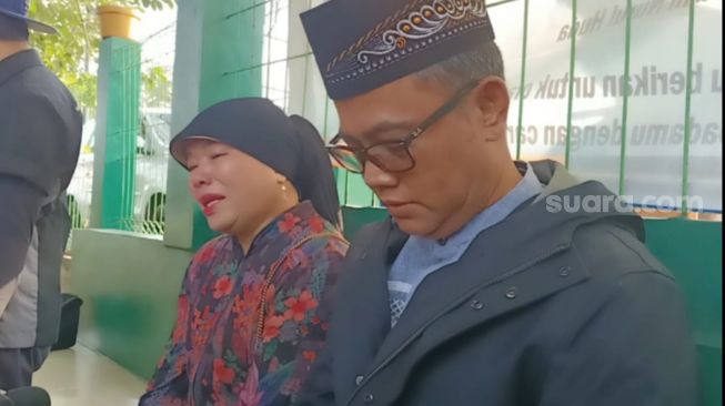 Haji Faisal dan Dewi Zuhriati di Taman Makam Islam Malaka [Suara.com/Rena Pangesti]