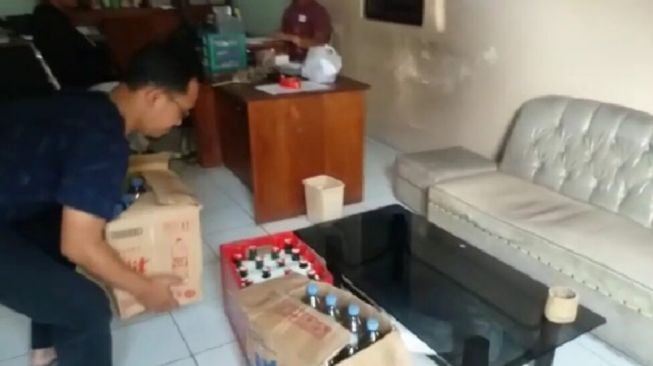 Pria Asal Karangpandan Karanganyar Diciduk Usai Simpan Puluhan Miras, Diduga untuk Pesta Kemenangan Calon Kades