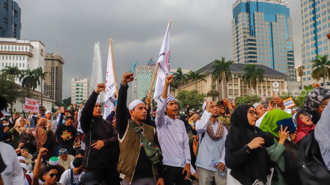 Massa yang tergabung dalam Gerakan Nasional Pembela Rakyat (GNPR) menggelar aksi unjuk rasa di kawasan Patung Kuda, Jakarta Pusat, Jumat (4/11/2022). [Suara.com/Alfian Winanto]