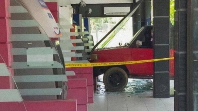 Damai, Pengendara Seruduk Plaza ATM Badak LNG Mau Ganti Rugi