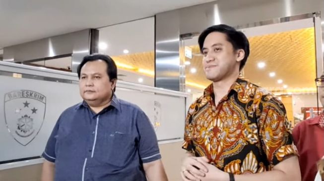 Kevin Aprilio dan pengacaranya,Minola Sebayang [Suara.com/Rena Pangesti]