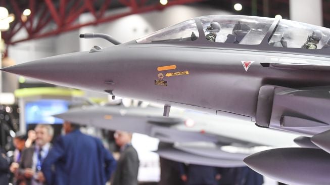 Sejumlah pengunjung berada di samping replika pesawat tempur Rafale dalam perhelatan pameran industri pertahanan Indo Defence 2022 Expo & Forum di Jakarta International Expo (JIExpo), Kemayoran, Jakarta Pusat, Rabu (2/11/2022). ANTARA FOTO/M Risyal Hidayat