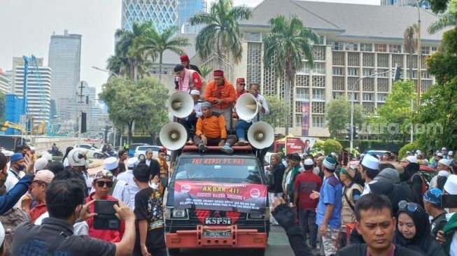 Massa Gerakan Nasional Pembela Rakyat (GNPR) tiba di Patung Kuda Arjuna, Jakarta Pusat, Jumat (4/11/2022) dalam rangka Aksi 411. (Suara.com/Rakha)