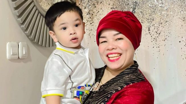 Dewi Zuhriati bersama cucu, Gala Sky Andriansyah. [Instagram]