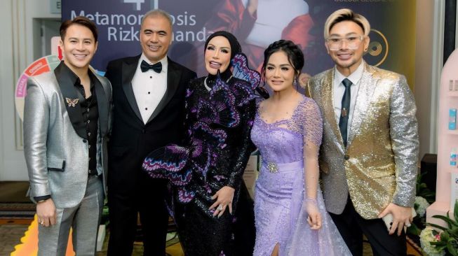 Rizky Ananda Musa (hijab) besama suami, Michael Simon (kedua dari kiri) bersama rekan artis seperti Caren Delano, Krisdayanti, dan Hans Vigoro. [Instagram]