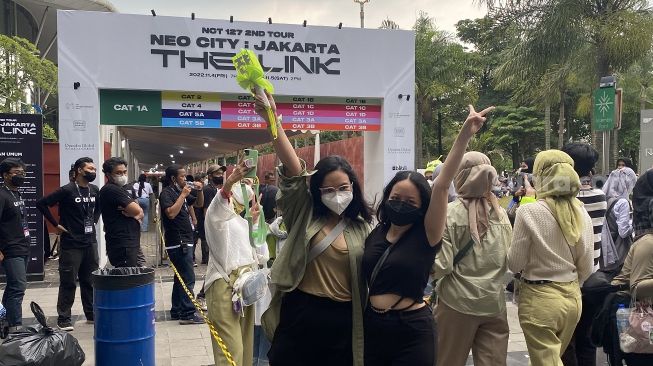 Para K-Popers tengah berpose di sela-sela menunggu konser NCT 127 di ICE BSD, Pagedangan, Kabupaten Tangerang, Jumat (4/11/2022). [SuaraJakarta.id/Wivy Hikmatullah]