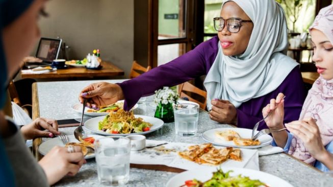 6 Negara dengan Kebiasaan Makan yang Unik, Ada yang Harus Menyisakan Makanan