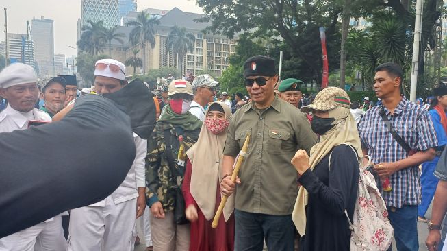 Pecatan TNI AD Ruslan Buton ikut aksi 411 yang digelar massa Gerakan Nasional Pembela Rakyat (GNPR) di kawasan Patung Kuda, Jakarta Pusat pada Jumat (4/11/2022). (Suara.com/Yaumal)