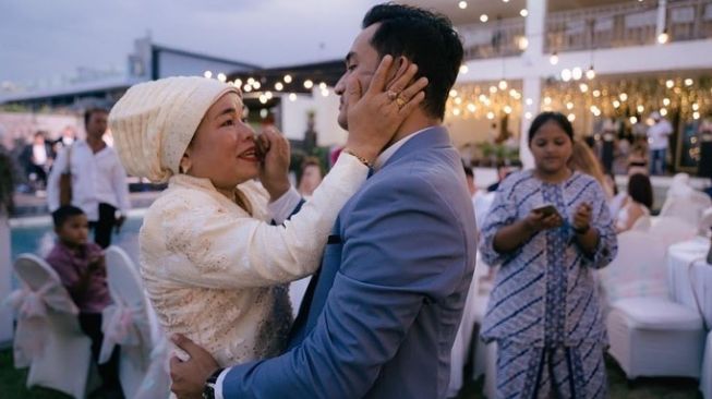 Tangis bahagia Dewi Zuhriati di pernikahan sang putra, Bibi Ardiansyah dan Vanessa Angel. [Instagram]
