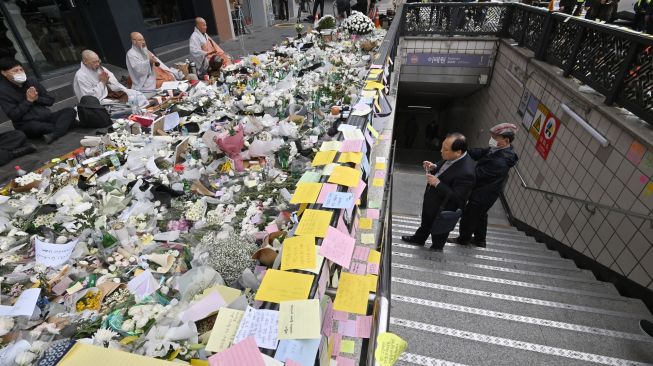 Biksu Buddha berdoa di monumen peringatan darurat untuk para korban Tragedi Itaewon di luar stasiun kereta bawah tanah di distrik Itaewon, Seoul, Korea Selatan, Kamis (3/11/2022). [Jung Yeon-je / AFP]