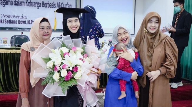 Jadi Penghafal Alquran, Ibu Oki Setiana Dewi Alami 2 Keajaiban