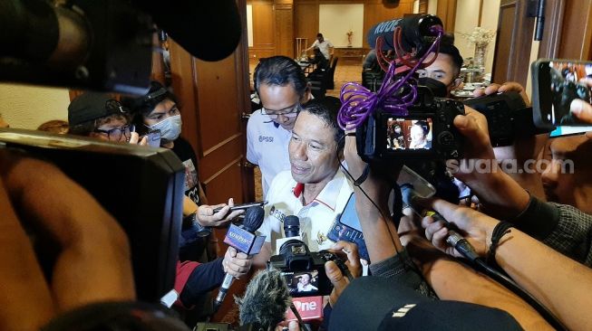 Sekjen PSSI Yunus Nusi di sela acara owner meeting Liga 1 2022/2023 di Hotel Sultan, Jakarta, Jumat (4/11/2022). (Suara.com/Adie Prasetyo Nugraha).