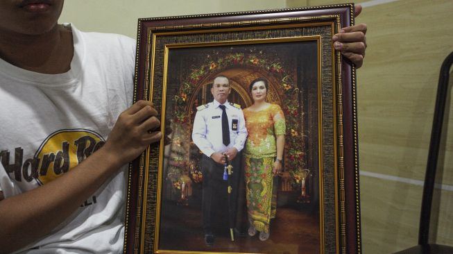 Keluarga korban kapal tenggelam menunjukkan foto Jackson AF Marpaung (kiri) yang merupakan kapten kapal kargo Shinsung di kediamannya di Batam, Kepulauan Riau, Kamis (3/11/2022).  ANTARA FOTO/Teguh Prihatna