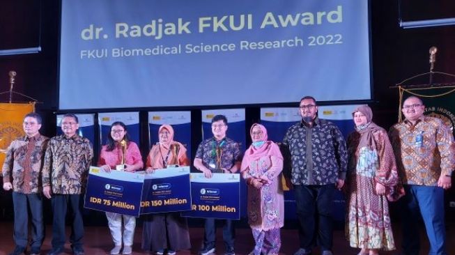 Fakultas Kedokteran Universitas Indonesia (FKUI) bersama Radjak Group berikan penghargaan untuk penelitian kesehatan. (Lilis/Suara.com)