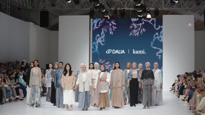 Tampil Feminin dengan Dominasi Potongan Lurus dan A-line