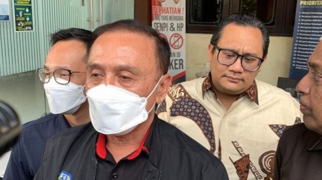 Ketum PSSI Mochamad Iriawan alias Iwan Bule memberi pernyataan kepada wartawan usai diperiksa di Mapolda Jatim, Surabaya, Kamis (3/11/2022) terkait Tragedi Kanjuruhan Malang. (ANTARA/Willy Irawan)