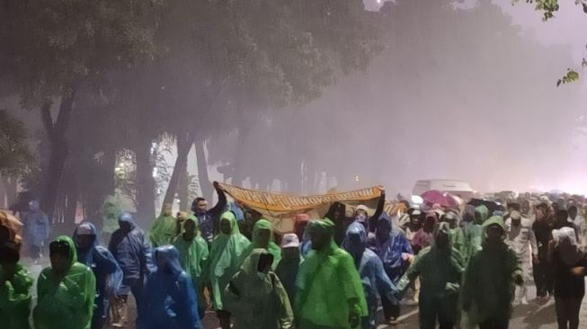 Massa yang mengatasnamakan diri Gerakan Nasional Pembela Rakyat (GNPR) berjalan di Jalan Medan Merdeka Selatan, meninggalkan Kawasan Tugu Arjuna Wiwaha atau Patung Kuda, Jakarta Pusat, usai aksi 411, Jumat (4/11/2022) petang. (Antara/Ricky Prayoga)