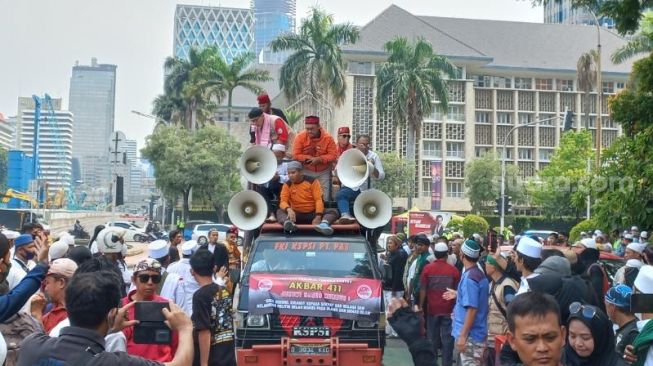 Massa Gerakan Nasional Pembela Rakyat (GNPR) tiba di Patung Kuda Arjuna, Jakarta Pusat, Jumat (4/11/2022) dalam rangka Aksi 411. (Suara.com/Rakha)