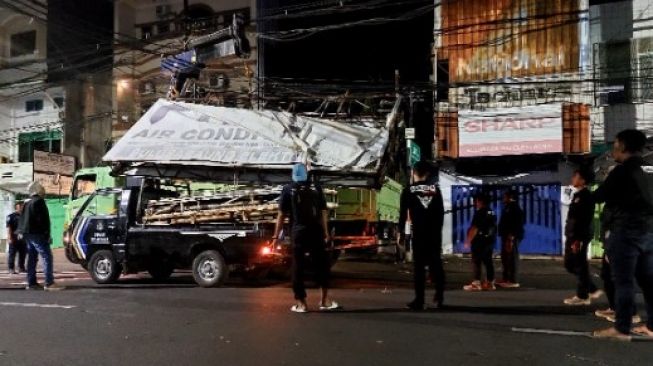 Bapenda Makassar Bongkar Papan Reklame Langgar Aturan