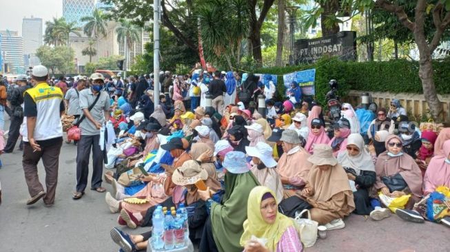 Massa Gerakan Nasional Pembela Rakyat (GNPR) tiba di Patung Kuda Arjuna, Jakarta Pusat, Jumat (4/11/2022) dalam rangka Aksi 411. (Suara.com/Rakha)