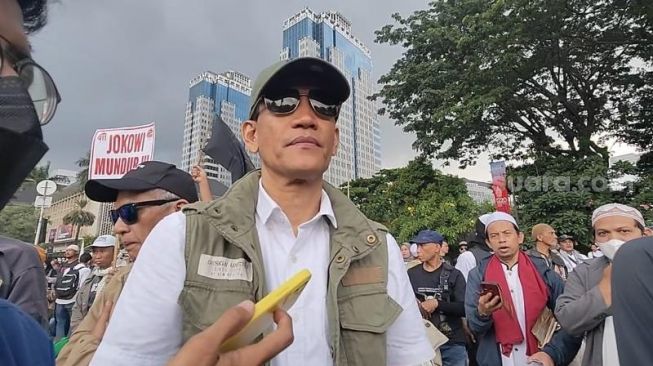 Refly Harun ikut menghadiri aksi 411 massa pendukung Rizieq Shihab yang menuntut Presiden Jokowi mundur. (Suara.com/Yaumal)