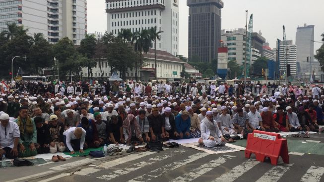 Tuntutan Aksi Minta Jokowi Mundur, Massa 411 Gelar Salat Ashar Berjamaah di Kawasan Patung Kuda