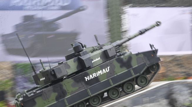 Kendaraan tempur Medium Tank Harimau TNI AD beraksi saat unjuk kebolehan dalam perhelatan pameran industri pertahanan Indo Defence 2022 Expo & Forum di Jakarta International Expo (JIExpo), Kemayoran, Jakarta Pusat, Rabu (2/11/2022). ANTARA FOTO/M Risyal Hidayat