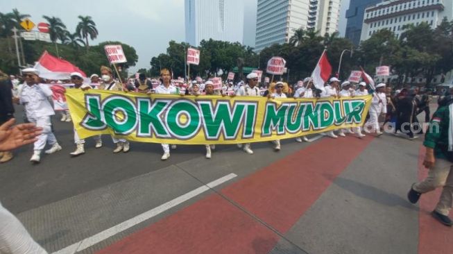 Spanduk bertuliskan "Jokowi Mundur" dibentangkan oleh massa GNPR dalam Aksi 411 di kawasan Patung Kuda, Jakarta Pusat, Jumat (4/11/2022). [Suara.com/Yaumal Asri Adi Hutasuhut]