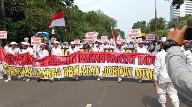 Massa GNPR yang menuntut Presiden Jokowi mundur saat menggelar long march di kawasan Istana Jakarta. (Suara.com/Rakha)