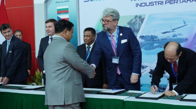 Menteri Pertahanan (Menhan), Prabowo Subianto (kiri) berjabat tangan dengan Vice President Naval Group untuk Wilayah India dan Asia-Pasifik, Nicolas de La Villemarqué usai penandatanganan nota kesepahaman pembentukan Energy Research Lab untuk mengembangkan mesin perkapalan dalam acara Indo Defence 2022 di Jakarta (02/11/22). [Ho]