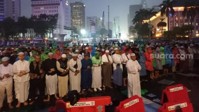 Menantu Rizieq jadi Imam, Massa GNPR Hujan-hujanan Salat Magrib Berjemaah di Jalanan