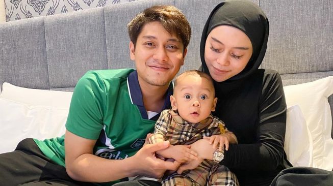 Lesti Kejora dan Rizky Billar bersama Baby L. [Instagram]