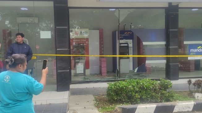 Mobil jenis Kijang Toyota menyeruduk kaca tempat Plaza ATM PT Badak NGL, pada Jumat (4/11/2022). [KlikKaltim.com]