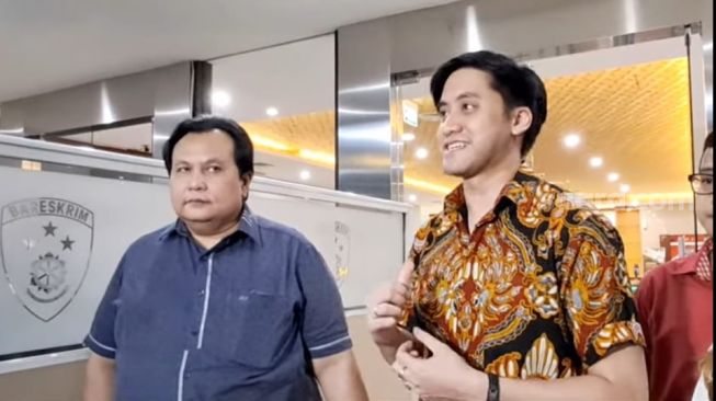 Kevin Aprilio dan pengacaranya,Minola Sebayang [Suara.com/Rena Pangesti]