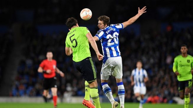 Bek Manchester United asal Inggris Harry Maguire (kiri) bersaing dengan bek Real Sociedad Spanyol Jon Pacheco selama pertandingan matchday keenam Grup E Liga Europa antara Real Sociedad vs Manchester United di stadion Anoeta di San Sebastian, pada 3 November 2022.ANDER GILLENEA / AFP.