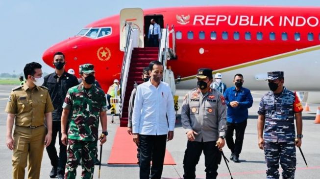 Presiden RI Joko Widodo (tengah) mendarat di Bandara Internasional Juanda, Surabaya, Jawa Timur, Jumat (4/11/2022), dalam rangka kunjungan kerja ke Mojokerto. (Biro Pers Sekretariat Presiden)