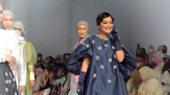 Lenggak Lenggok Centil Titi Kamal di JFW 2023: Cantik Bak Nona dari Eropa