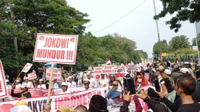 Massa GNPR yang menuntut Presiden Jokowi mundur saat menggelar long march di kawasan Istana Jakarta. (Suara.com/Rakha)