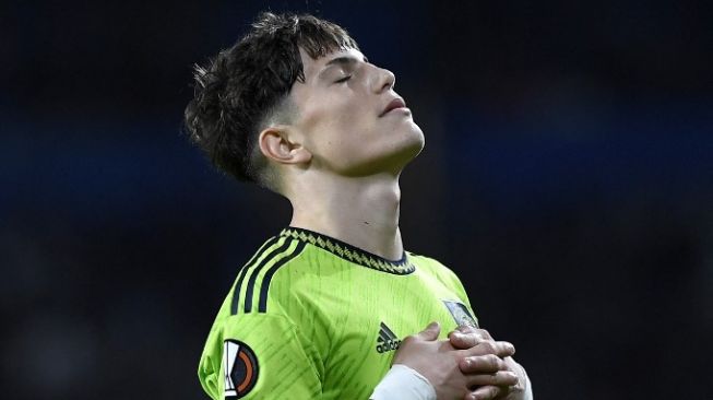 Wonderkid Manchester United Alejandro Garnacho meniru selebrasi "Tidur Siang" Cristiano Ronaldo usai mencetak gol pertama untuk tim senior Setan Merah dalam matchday keenam Grup E Liga Eruopa 2022-2023 antara Real Sociedad vs Manchester United di stadion Anoeta di San Sebastian, pada 3 November 2022.ANDER GILLENEA / AFP.