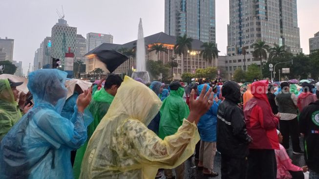 Massa Gerakan Nasional Pembela Rakyat (GNPR) tetap melanjutkan Aksi 411 di Patung Kuda, Jakarta, Jumat (4/11/2022) meski diguyur hujan deras. (Suara.com/Rakha)