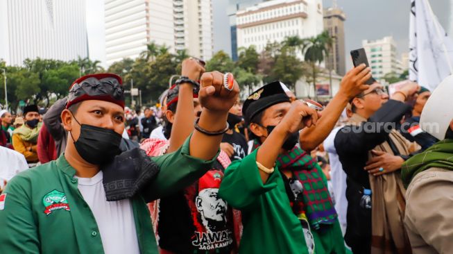 Massa yang tergabung dalam Gerakan Nasional Pembela Rakyat (GNPR) menggelar aksi unjuk rasa di kawasan Patung Kuda, Jakarta Pusat, Jumat (4/11/2022). [Suara.com/Alfian Winanto]