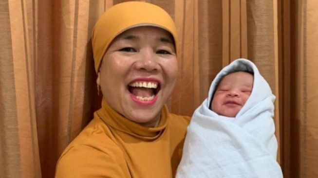 Dewi Zuhriati bersama Gala Sky Andriansyah yang baru lahir. [Instagram]