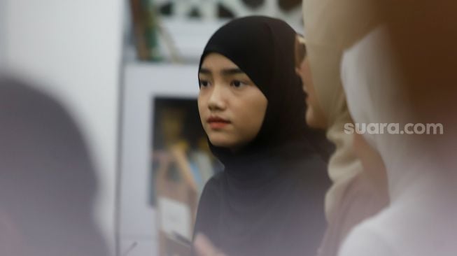 Fuji saat mengikut tahlilan mengenang satu tahun wafatnya mendiang Vanessa Angel dan Bibi Ardiansyah di Jakarta, Sabtu (5/11). [Suara.com/Oke Atmaja]